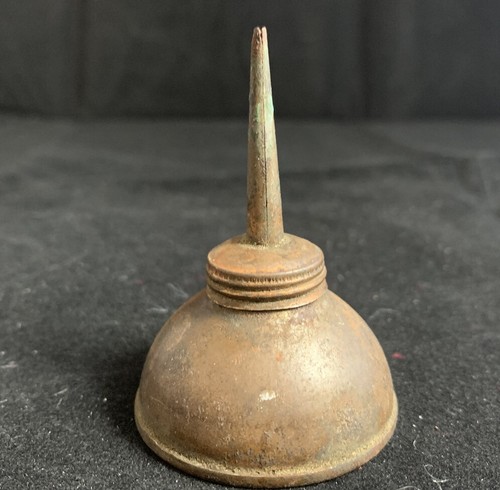 Antique thumb pump oil can - thumb,