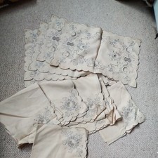 Vintage Linen Embroidered And Cut Work Scallop Edging 5 Napkins And Placemats