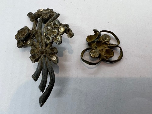 Brooches found metal - brooches,