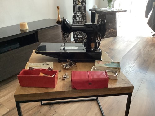 Singer red 222k - , machine