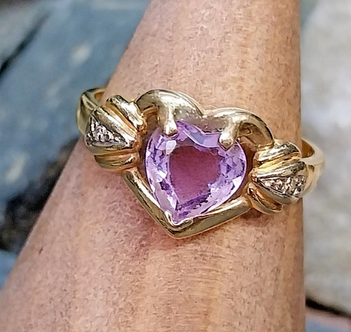 18ct gold ring with - 18ct, purple