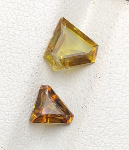 10ct natural yellow - 2.10ct,