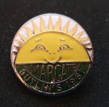 BUTLINS BADGE MARGATE 1961. SUN. GREEN LABELS. MAKER REEVES.
