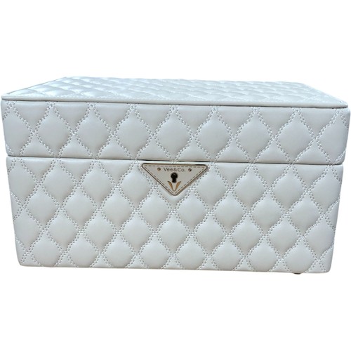 Vee and jewellery box - vee,