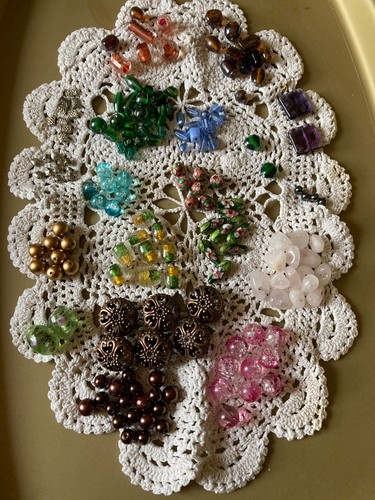 Approx 200 unusual - , beads-