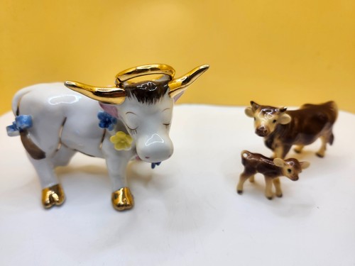 Bull figurine lot featuring