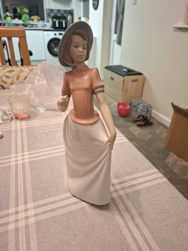 Nao lladro loves - by, he