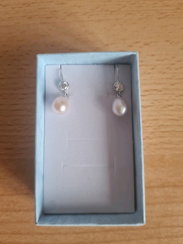 Elegant teardrop pearl - teardrop,
