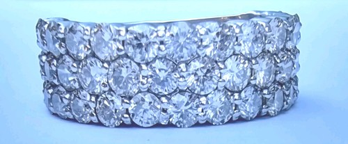 Impressive sparkling 18ct - , gold