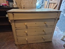 LARGE ANTIQUE PINE / OAK LIGHTLY DISTRESSED 4 DRAWER CHEST OF DRAWERS 