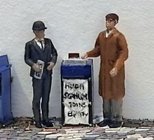 FG05  Newspaper Vendor, Stand and Customer Figures unpainted N scale