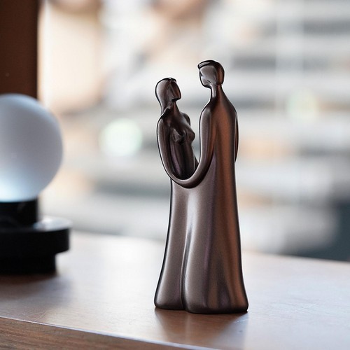 Romantic couple sculpture - couple,