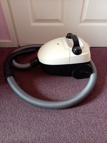 Small bagged bagless vacuum - small, or