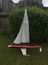 Vintage Madhatter Marblehead R/C Model Yacht by Roger Stollery