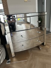 1 mirrored chest of drawers