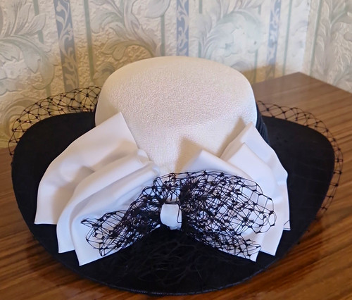 Women black white wide - &,
