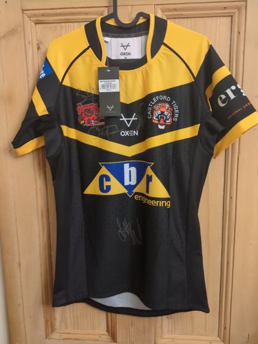 Castleford tigers playing - castleford,