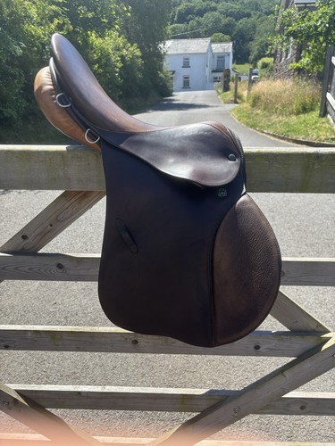 Stubborn jump saddle - 17.5,