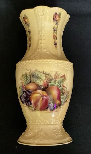 Aynsley crown vase 1998 - crown,