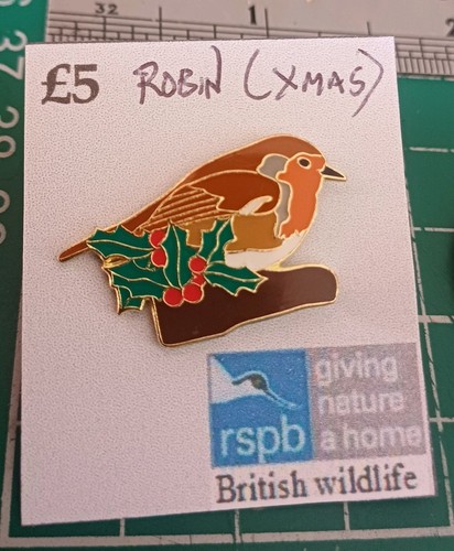 Robin holly log pin - holly,