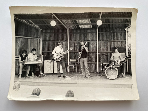 Handsome young men - , playing