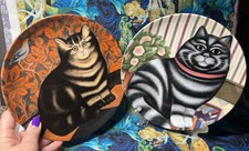 2 X MARTIN LEMAN DEPARTMENT 56 BRUNO +CAT ON MAT DECORATIVE PLATES