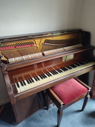 Bentley upright piano - upright,