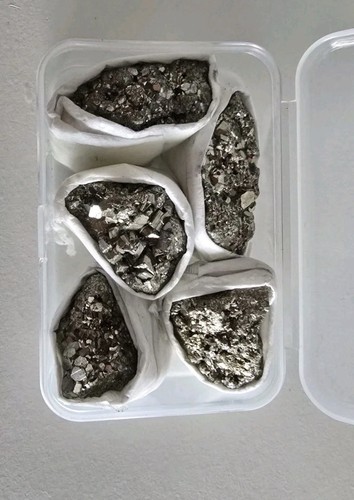 5pc box natural - pyrite, crysta
