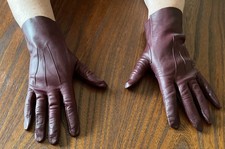 VINTAGE PAIR OF LADIES BURGUNDY LEATHER GLOVES IN PRE-OWNED / PRE-WORN CONDITION