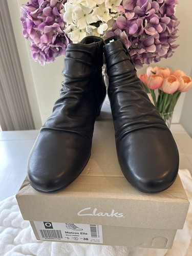 Clark boots size - 5, e