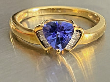 ILIANA 18ct Gold Trillion Cut