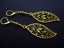 A PAIR OF GOLD COLOUR DANGLY