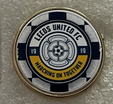 LEEDS UTD FANS PIN BADGE GILT-METAL MOUNT CLEAR VIEW DOME COVER.