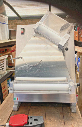 Italian pizza dough roller