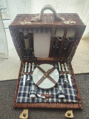 Person wicker picnic - picnic, hamper