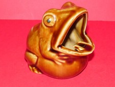 VINTAGE BROWN CERAMIC FROG ASHTRAY * 3.75" (9.5cm) Tall *