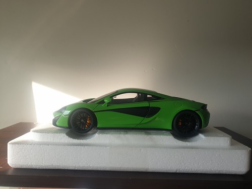 Scale diecast autoart - 1:18,