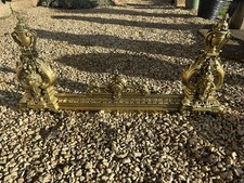 A PAIR OF QUALITY BRASS 19th CLASSICAL FRENCH CHENETS ON ADJUSTABLE FENDER