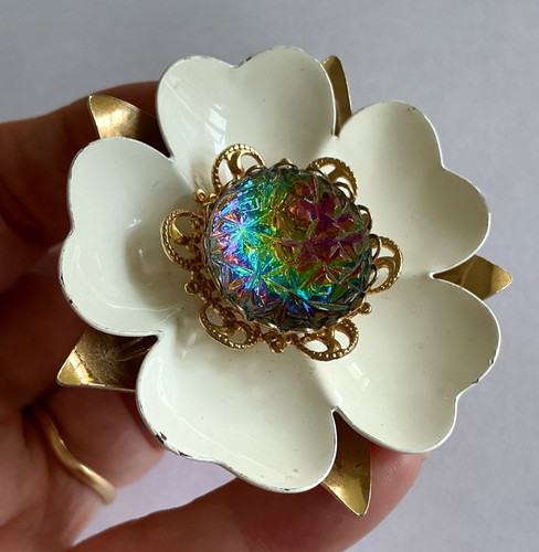 Vintage metal daisy flower - metal,