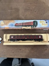 Hornby Hogwarts Express 00 Gauge Composite Coach 99716 R4175A Boxed