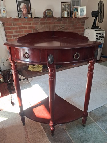 Corner side table with - corner,