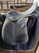 Black Wintec 17 1/2 VSD 500 GP Saddle With Blue & Black Gullet Bar's Cair System