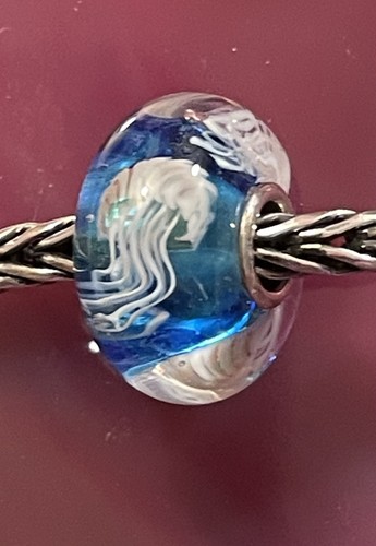 Trollbeads jellyfish blue - on,