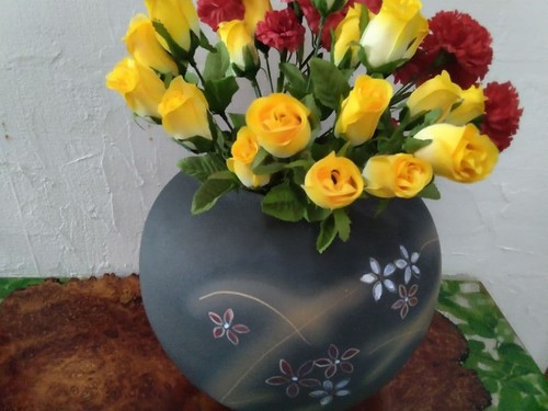 Artificial flower arrangement