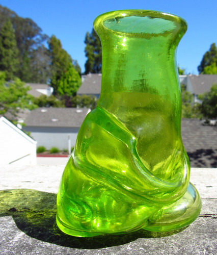 Signd hand blown glass - p.v., hand-blown