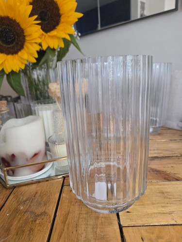 Nearly new large glass vase - -,