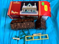 Hornby R524 Booking Hall –