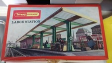 Hornby Train set - Large station R459