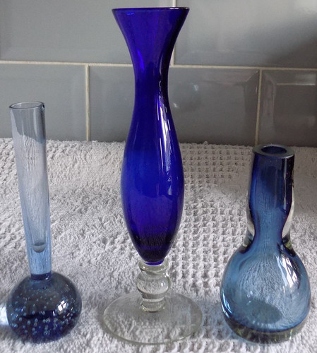 Vintage blue glass small bud - small,