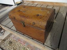 SMALL STEEL TIN CABIN STEAMER TRUNK STORAGE TRAVEL CHEST VTG ANTIQUE DERBY DE656